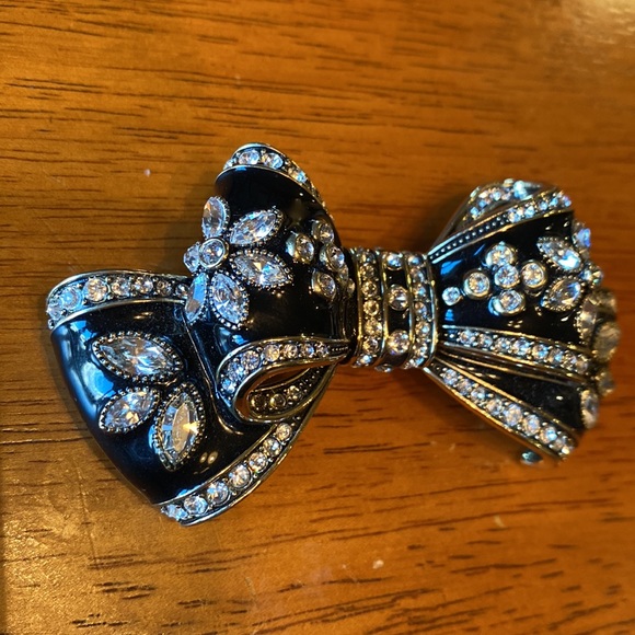 Heidi Daus, “Belle Beau” Enamel and Crystal Bow Brooch - Picture 2 of 7